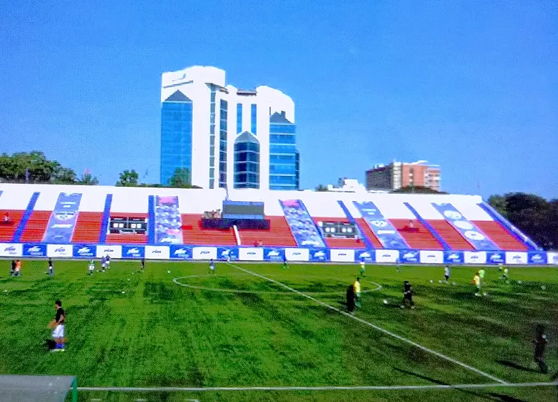 主队入场时球场看台与通道全景（声浪对判罚的影响被高估也常被误读）